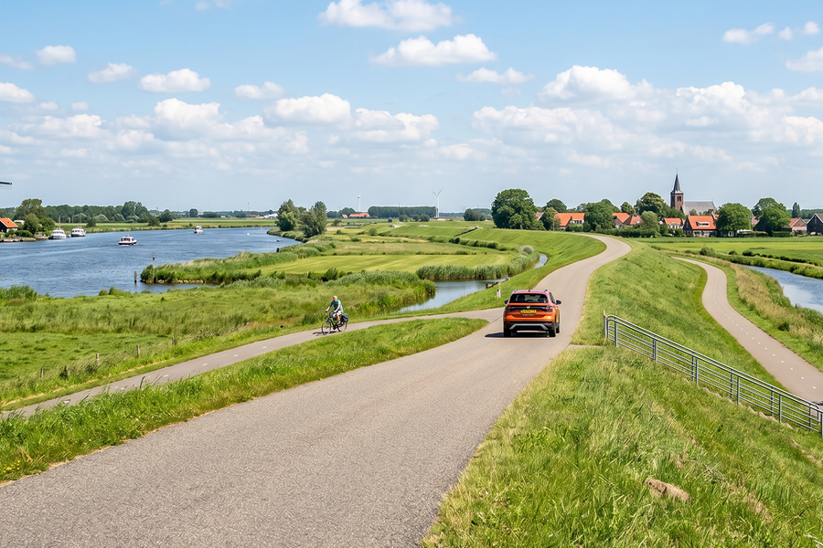 Auto rijdt over een prachtige autoroute door Nederland tijdens een zomerse roadtrip