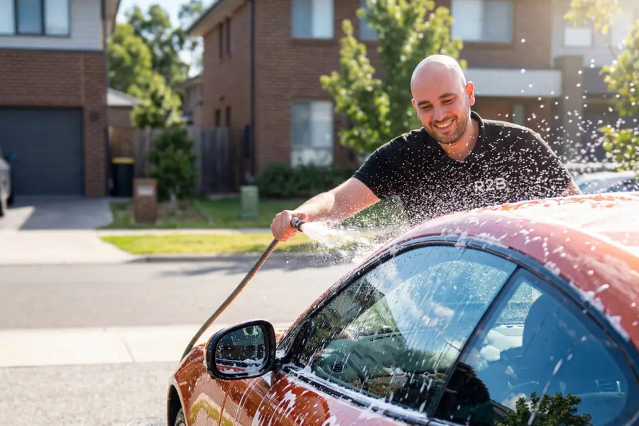 Auto wassen: Beste tips voor streeploos schoon resultaat