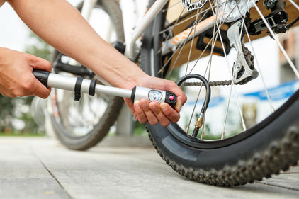 Fietsband oppompen met compressor