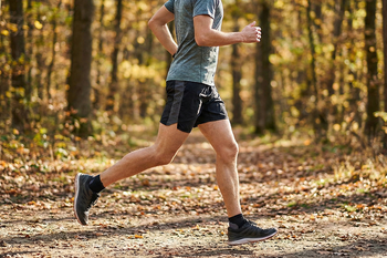 Hardloper met goede houding tijdens het hardlopen, met rechte rug en voetlanding onder het lichaam.