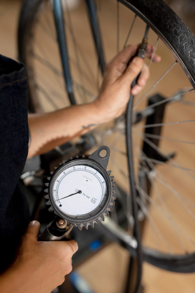 hoe pomp je een fietsband op