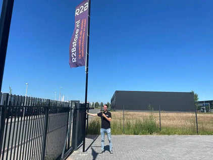 Onze stagiair Rick is geslaagd en heeft zijn HBO afgerond! - R2B Store