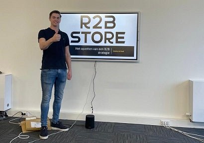 Stagiair Branko heeft zijn HBO-diploma gehaald! - R2B Store