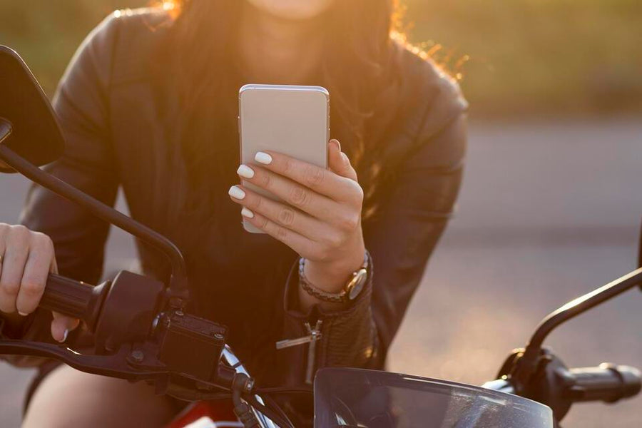 Telefoongebruik op de scooter: Boete van €290 en de ideale oplossing