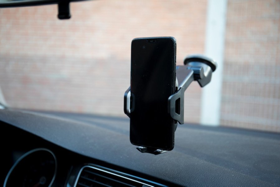 Voorkom verkeersboetes gebruik een telefoonhouder!
