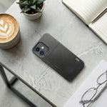 iPhone 12 hoesje die op tafel ligt