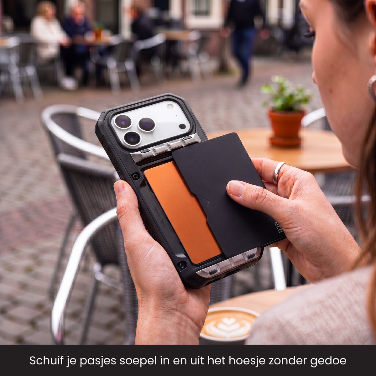 R2B iPhone 18 Pro Max Hoesje met Pasjeshouder - Incl. Screenprotector - 4 Pasjes