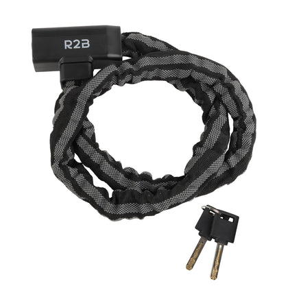 Fietssloten sleutel in gebruik bij het afsluiten van een fietskettingslot.