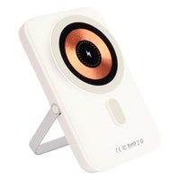 Magsafe powerbank wit met ingebouwde standaard en draadloos oplaadoppervlak.