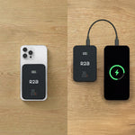 Powerbank draadloos zwart opgeladen via kabel en draadloos.