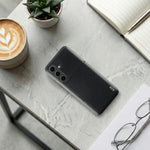 Samsung Galaxy A37 hoesje die op tafel ligt