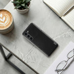 Samsung Galaxy S23 Plus hoesje die op tafel ligt