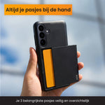 Samsung S26 beschermhoes met plek voor pasjes waar pasje in wordt gedaan