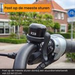 Zwarte R2B fietsbel op een fietsstuur, geschikt voor de meeste sturen met een diameter van 2,0 tot 2,3 cm.