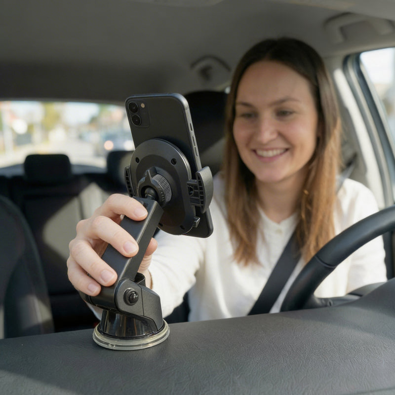 Auto telefoonhouder dashboard in gebruik tijdens veilig rijden