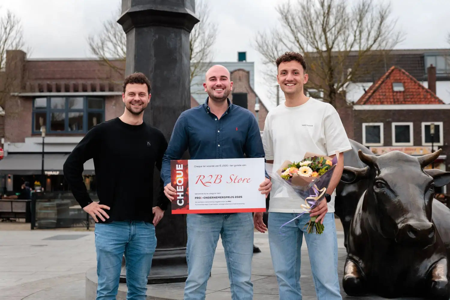 Een wit en rood geruit ontwerp van de r2b store, met vet gedrukte letters op een schone achtergrond.