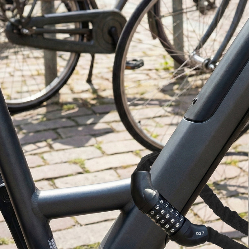 Cijfer fietsslot bevestigd aan een fietsframe voor veilige vergrendeling.