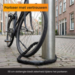 Cijferslot rond een paal waarmee een fiets veilig wordt afgesloten.
