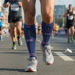 Hardloper draagt R2B compressiekous blauw tijdens een hardloopwedstrijd
