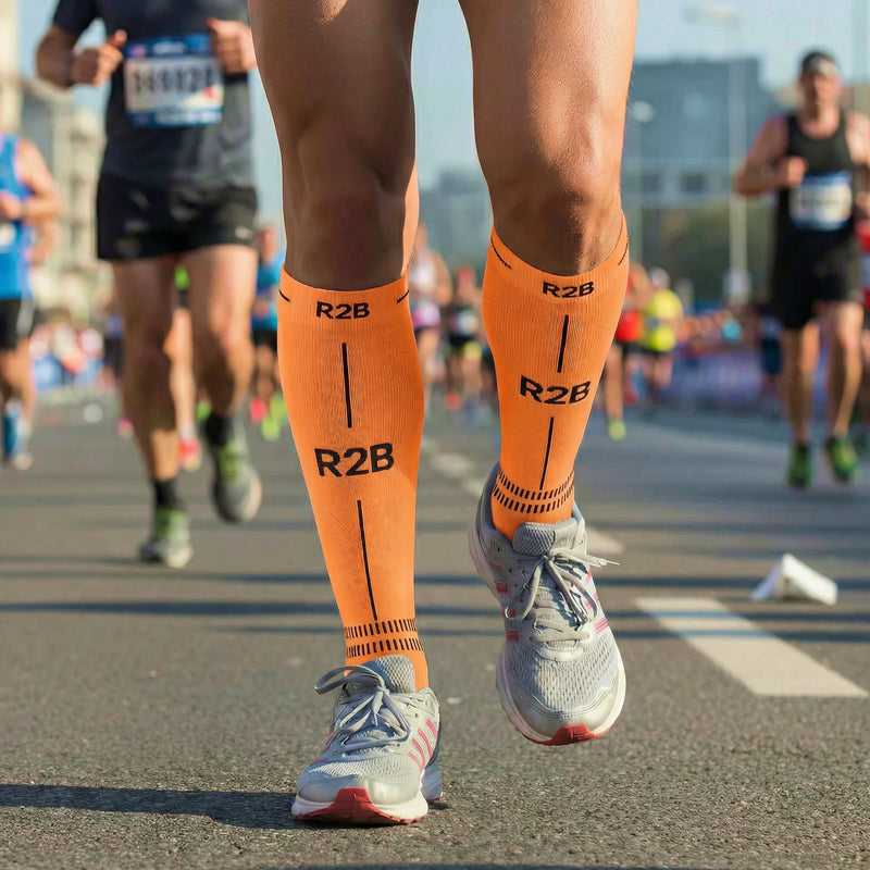 Hardloper draagt R2B compressiekous oranje tijdens een hardloopwedstrijd