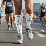 Hardloper draagt R2B compressiekous wit tijdens een hardloopwedstrijd.