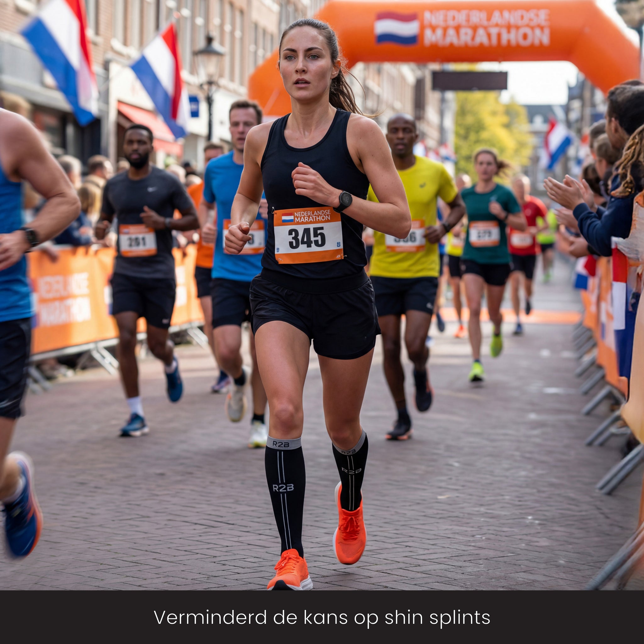 Hardloper draagt R2B compressiekous tijdens een hardloopwedstrijd.