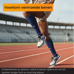 Sporter traint op de atletiekbaan met R2B compressiekousen blauw.