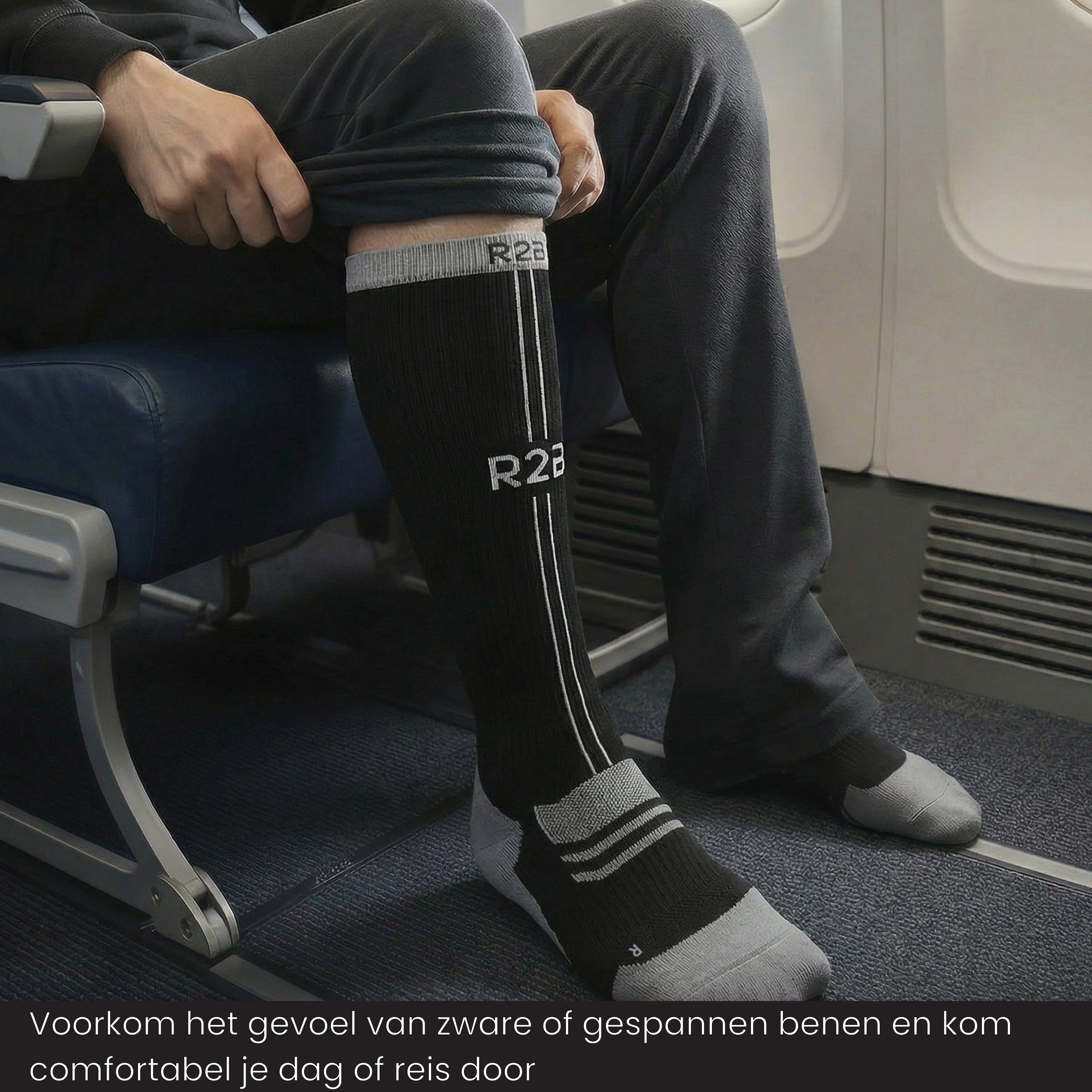 Reiziger draagt R2B compressiekousen  tijdens een vlucht voor meer comfort.