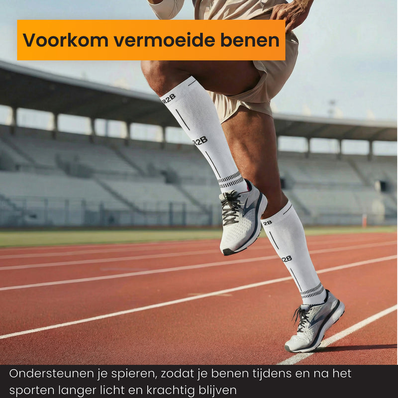 Sporter traint op de atletiekbaan met R2B compressiekousen wit.