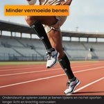 Sporter traint op de atletiekbaan met R2B compressiekousen.
