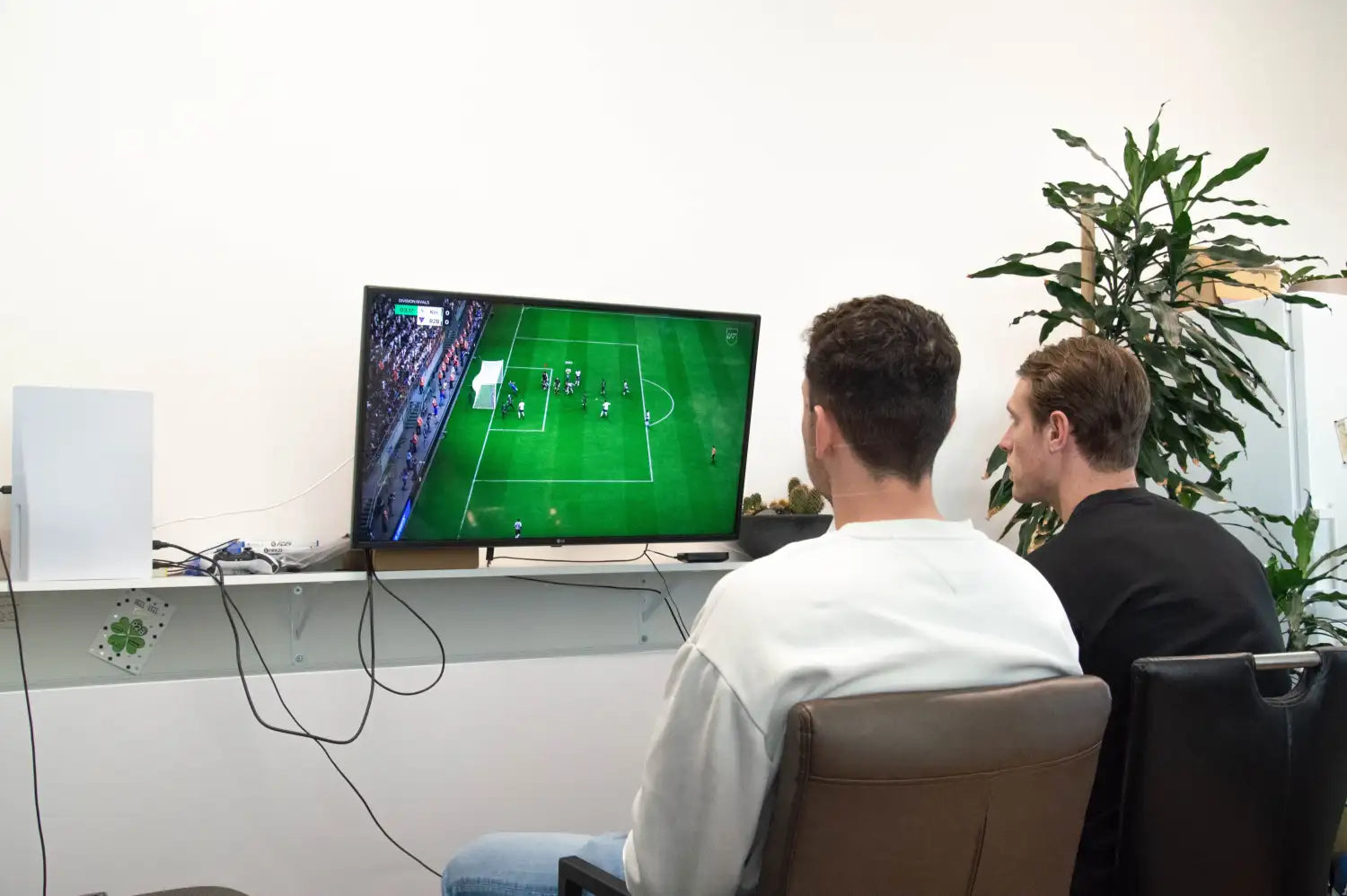 Zwart-witte gamingconsolecontroller met textuurgrip en ergonomisch ontwerp.