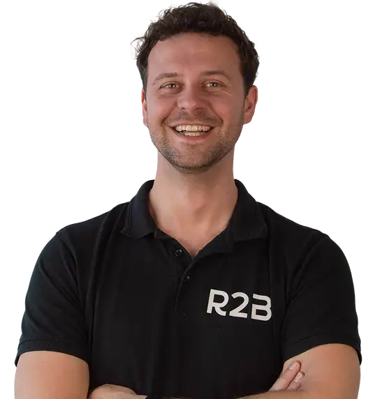 Zwarte polo met een wit “r2b”-logo op de borst.