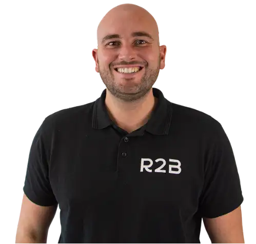 Zwart poloshirt met wit ‘r2b’-logo op de borst