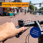 Zwarte R2B fietsbel op een fietsstuur met krachtig en helder geluid dankzij de koperen bel.