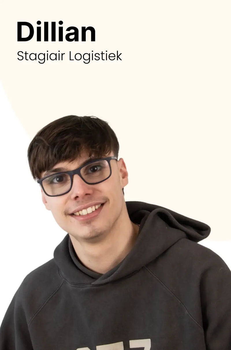 Zwarte hoodie met witte belettering over de borst