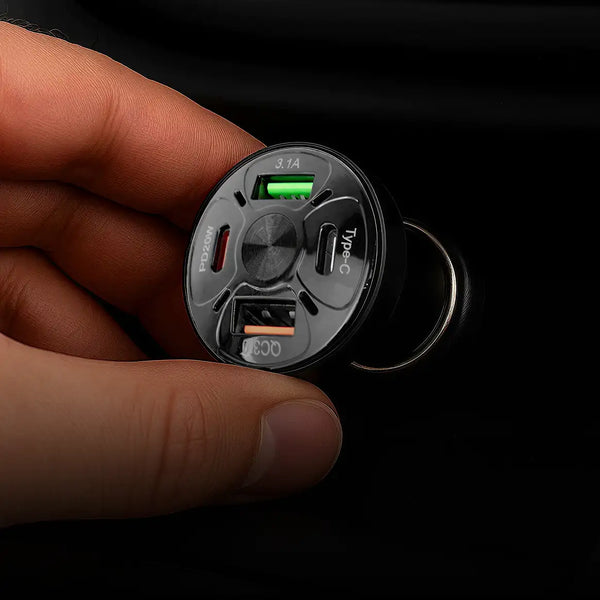 Zwarte ronde autolader met meerdere usb-poorten, waaronder een groen verlicht 3.1a-poort, pd20w en een type-c-aansluiting