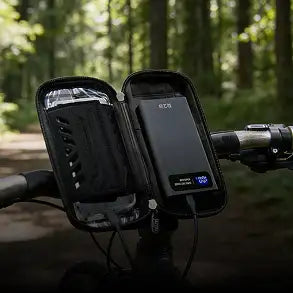 Zwarte waterdichte fietshouder voor stuur met een smartphone en oplaadkabel