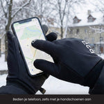 Handschoenen wind en water dicht waarmee je jouw telefoon in de sneeuw bedient.