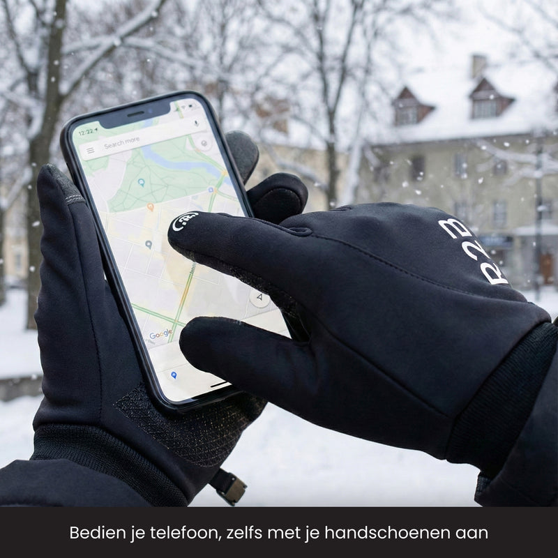Handschoenen wind en water dicht waarmee je jouw telefoon in de sneeuw bedient.