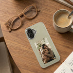 hoesje foto iphone 17 grijs met een leuke foto van een hond achterop