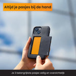 iPhone 14 beschermhoes met plek voor pasjes waar pasje in wordt gedaan
