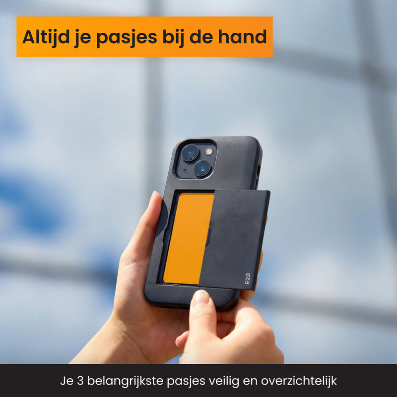 iPhone 14 beschermhoes met plek voor pasjes waar pasje in wordt gedaan