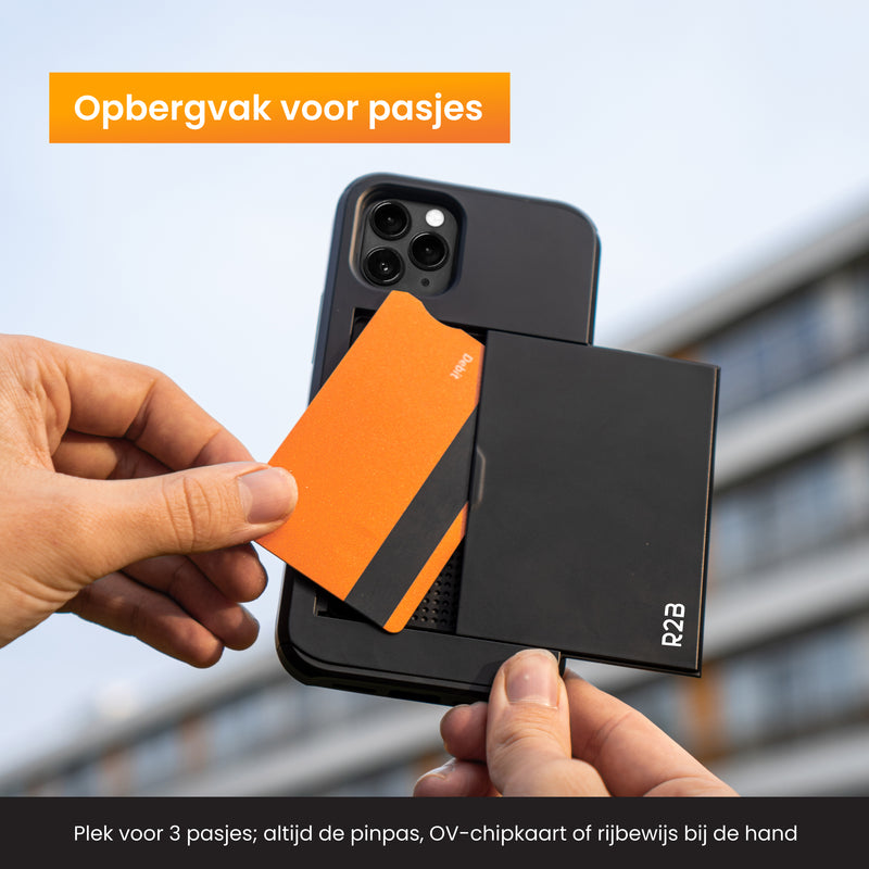 iPhone 15 Pro beschermhoes met plek voor pasjes waar pasje in wordt gedaan