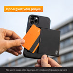 iPhone 15 Pro Max beschermhoes met plek voor pasjes waar pasje in wordt gedaan