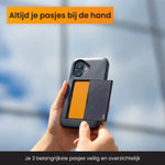 iPhone 16 plus beschermhoes met plek voor pasjes waar pasje in wordt gedaan