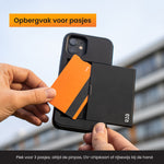 iPhone 17 beschermhoes met plek voor pasjes waar pasje in wordt gedaan