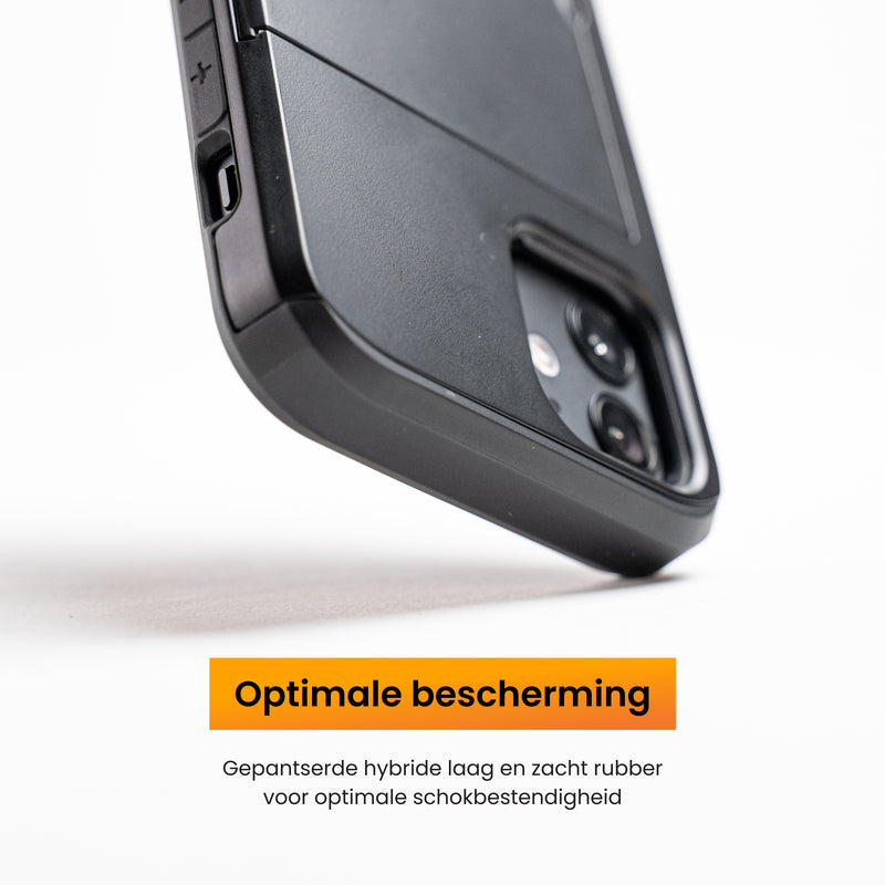 iPhone 17 Pro beschermhoes met plek voor pasjes waar pasje in wordt gedaan