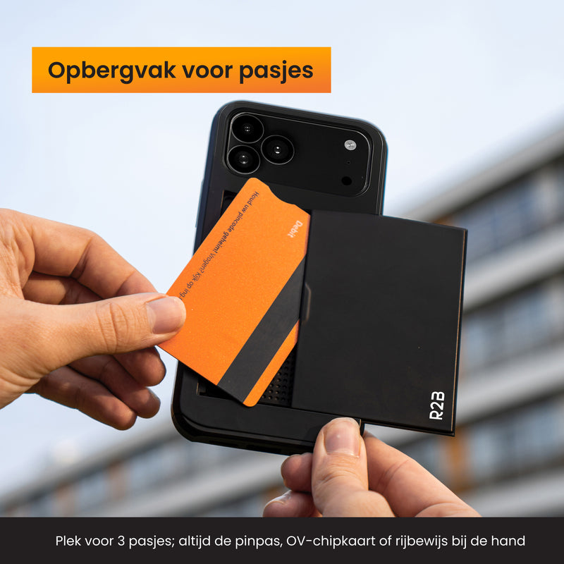 iPhone 17 Pro Max beschermhoes met plek voor pasjes waar pasje in wordt gedaan