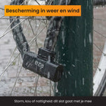 Kettingslot fiets bevestigd aan het frame voor veilige verankering.