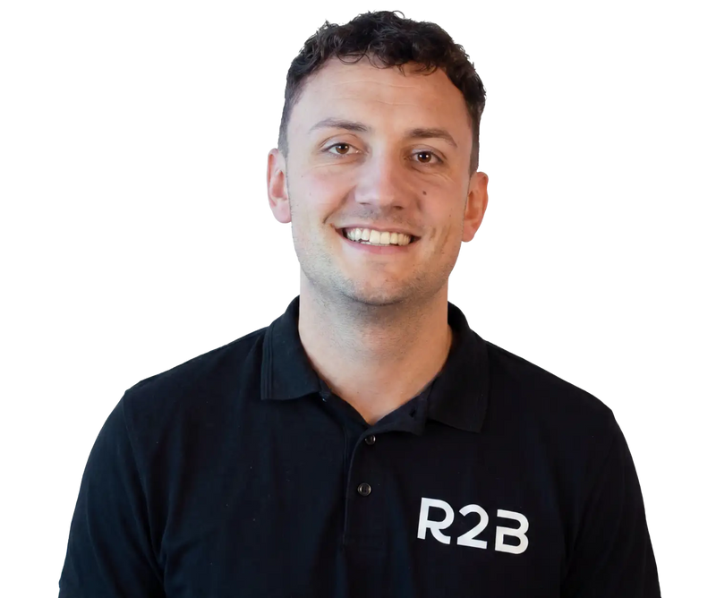 Zwarte polo met wit “r2b”-logo op de borst